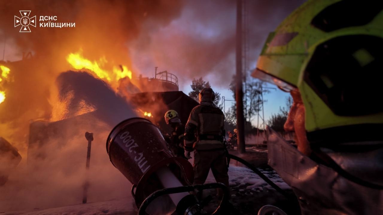 У Фастові після російської атаки спалахнула масштабна пожежа на об'єкті інфраструктури. ФОТО