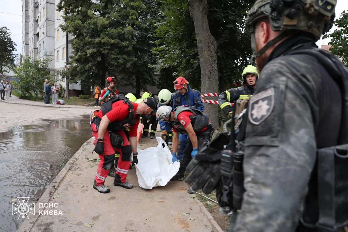 У Києві після нічної атаки загинули 11 людей, майже 60 поранені. Фото