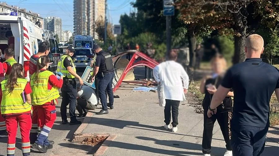 У Києві Volkswagen на швидкості влетів у маршрутку та зупинку: є загиблі й поранені. ФОТО!
