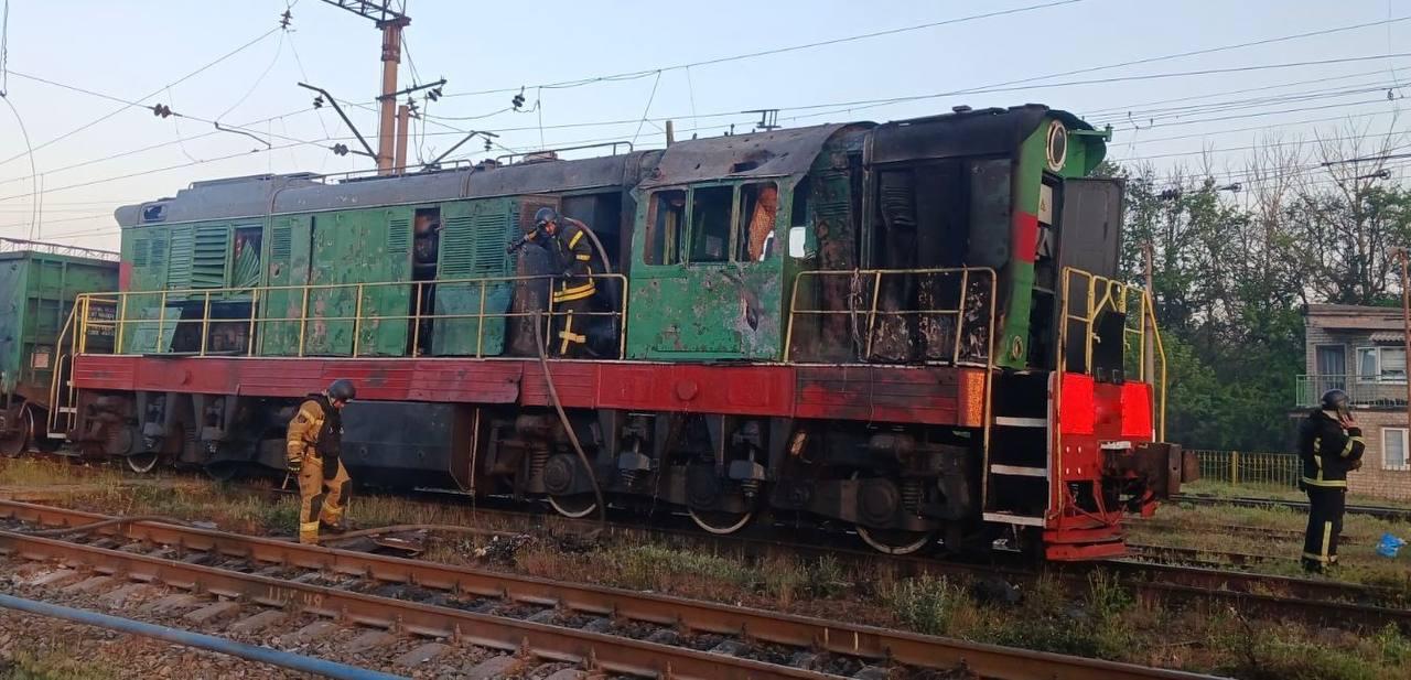 Удар по залізниці на Дніпропетровщині: дрони пошкодили локомотиви