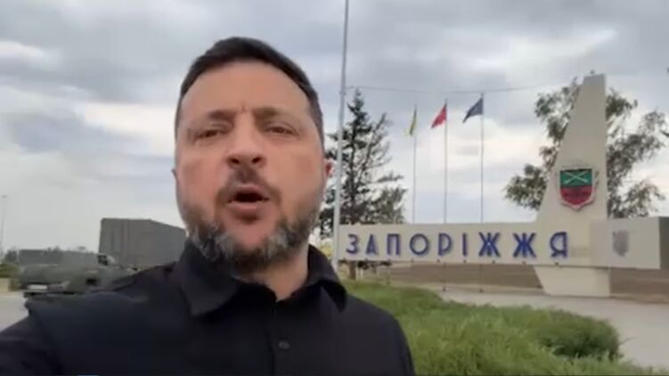 Увага! На відео Зеленського із Запоріжжя помітили дивний момент: авто «виникли з повітря»