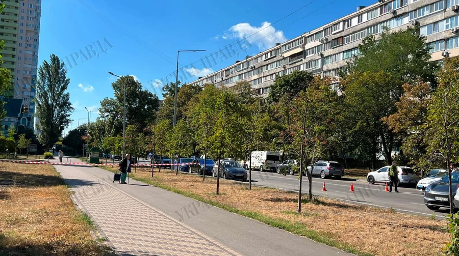 ФОТО! Поліція перекрила вулицю Шумського в Києві: повідомляють про перестрілку СБУ і ГУР та 3 поранених