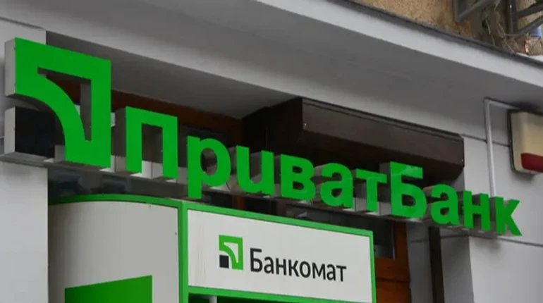 Увага! У ПриватБанку збій: картки та сервіси працюють із проблемами по всій Україні
