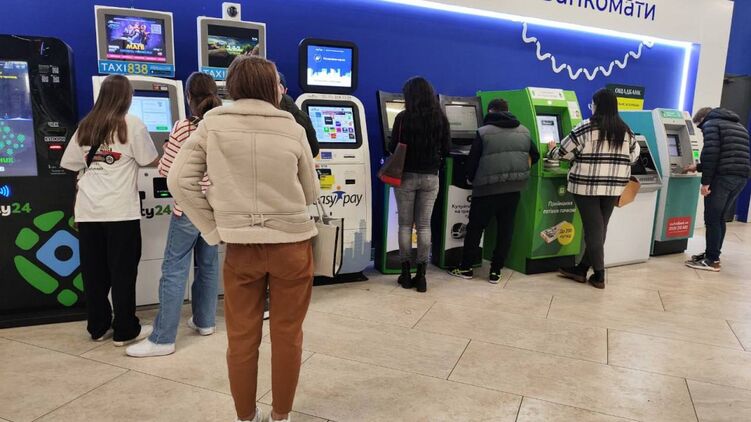 Увага! Українців можуть почати фотографувати біля платіжних терміналів: кого торкнуться нові правила