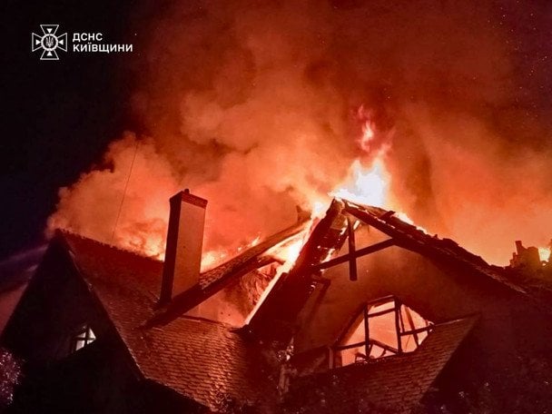 В Київській області рятувальники ліквідовують наслідки ночі атаки РФ: пожежі та постраждалі