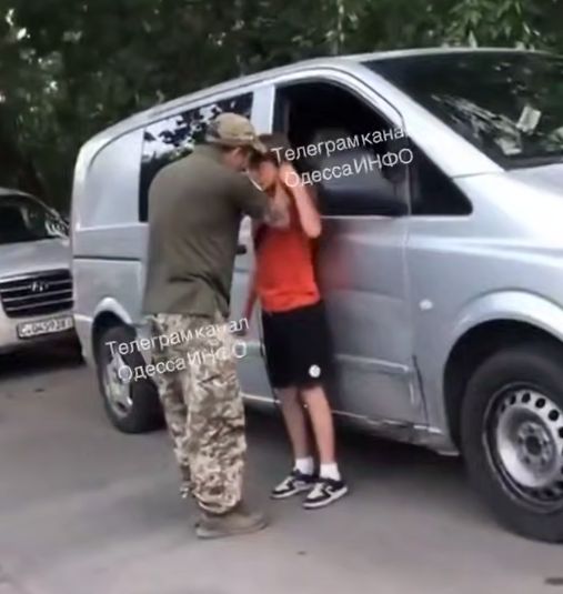В Одесі працівника ТЦК, який схопив за горло 13-річного хлопця, суд відправив під варту