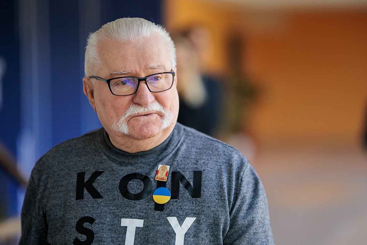 Валенса різко розкритикував Зеленського через перепоховання Мельника