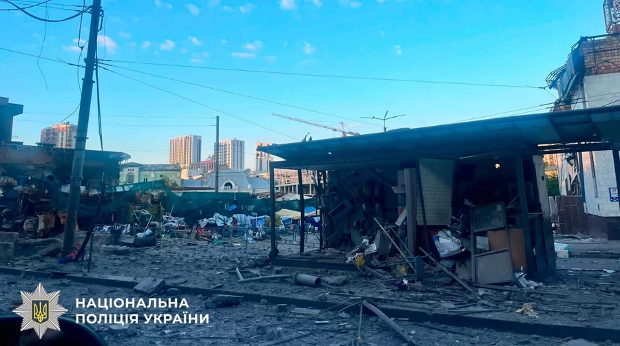 «Відомо про 17 постраждалих»: Ворожа балістика вбила 89-річну жінку в Києві, понад 40 ракет за годину перетворили будинки на попіл!