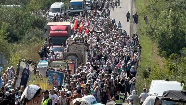 Влада проти, але... Віряни УПЦ масово йдуть до Почаївської лаври: хресний хід розтягнувся на сотні метрів