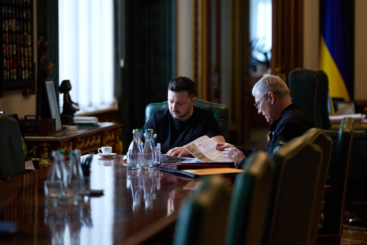 Зеленський попередив про нову загрозу: росія може бити по ракетному виробництву України