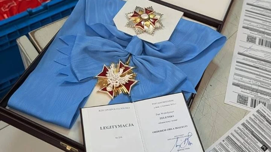 Зеленський поштою повернув Польщі орден Білого Орла