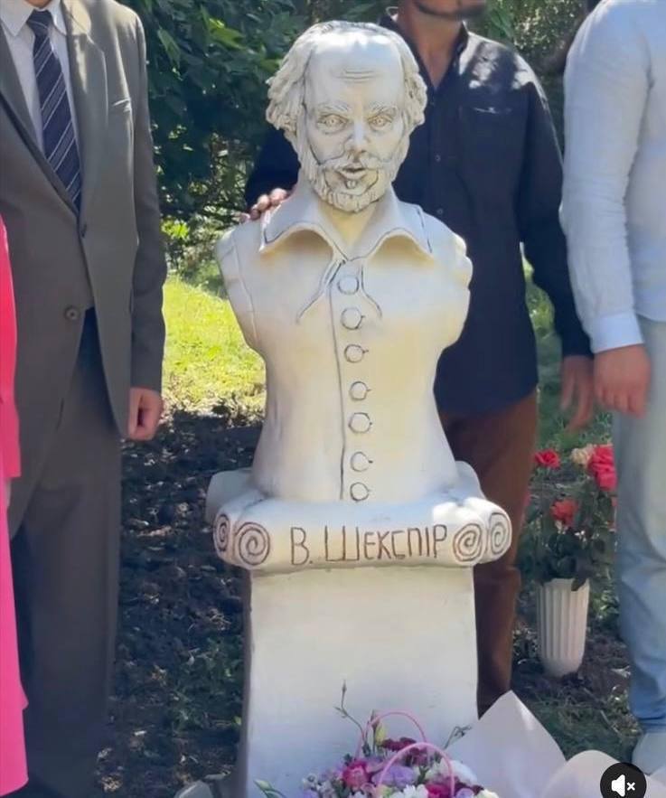 Жах чи мистецтво? Пам’ятник Шекспіру в Полтаві підірвав Мережу: «Полтава — цирк!»