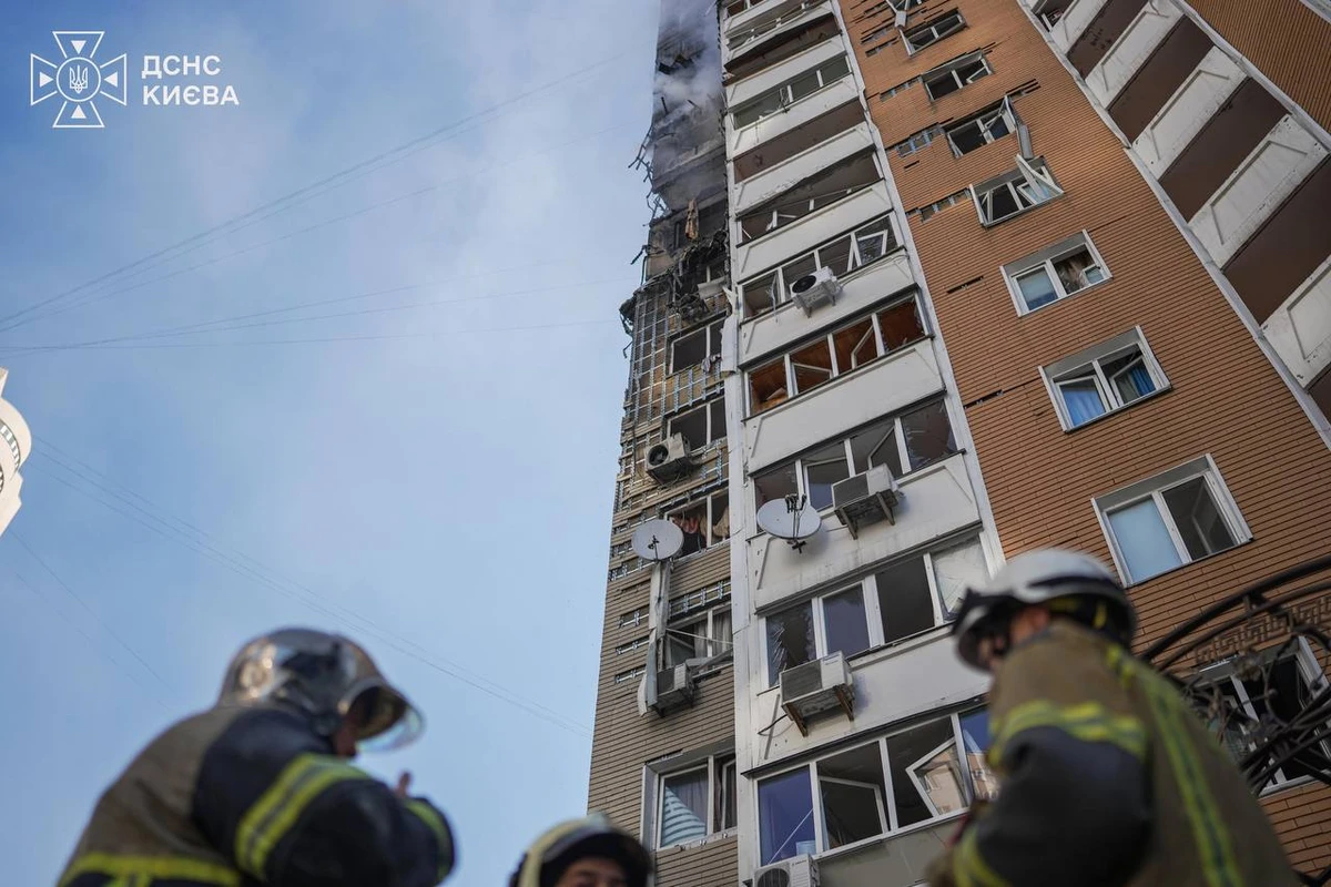 Жах у Києві! Російський дрон влучив у 24-поверхівку: 6 постраждалих, серед них вагітна. ФОТО