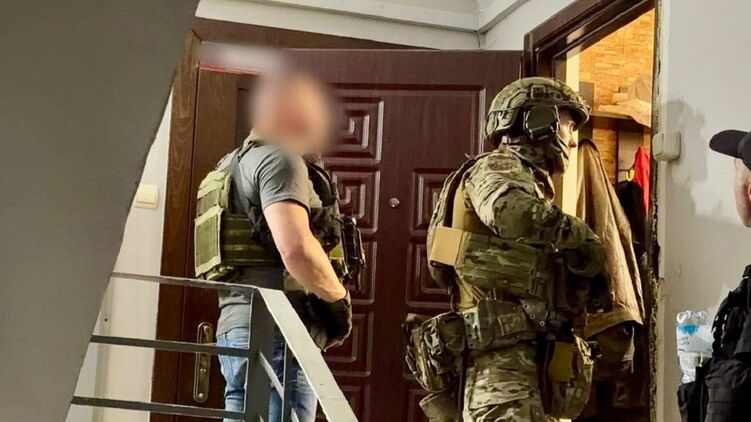 Жах в Одесі! 50-річний чоловік застрелив батьків, поранив брата і вкоротив собі віку. ФОТО