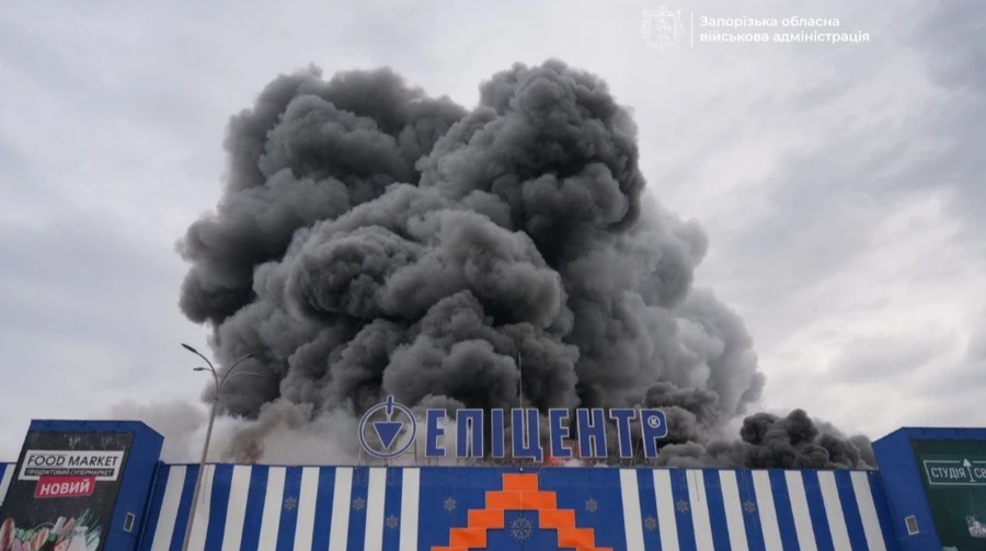 Знову у Запоріжжі! РФ вдарила дроном по «Епіцентру»: 4 поранених, пожежа охопила 2000 м². ФОТО
